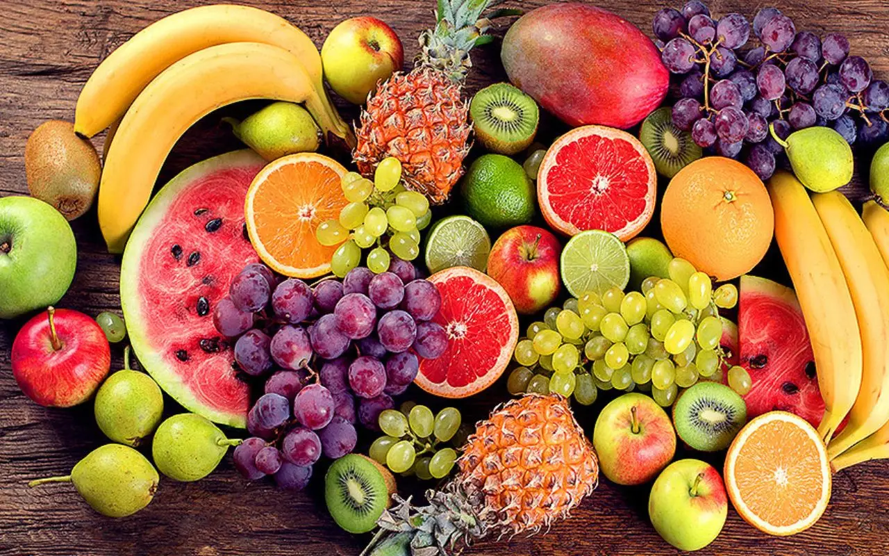Scopri quali sono i frutti che puoi mangiare senza sensi di colpa: verità e miti sulla frutta e il controllo del peso