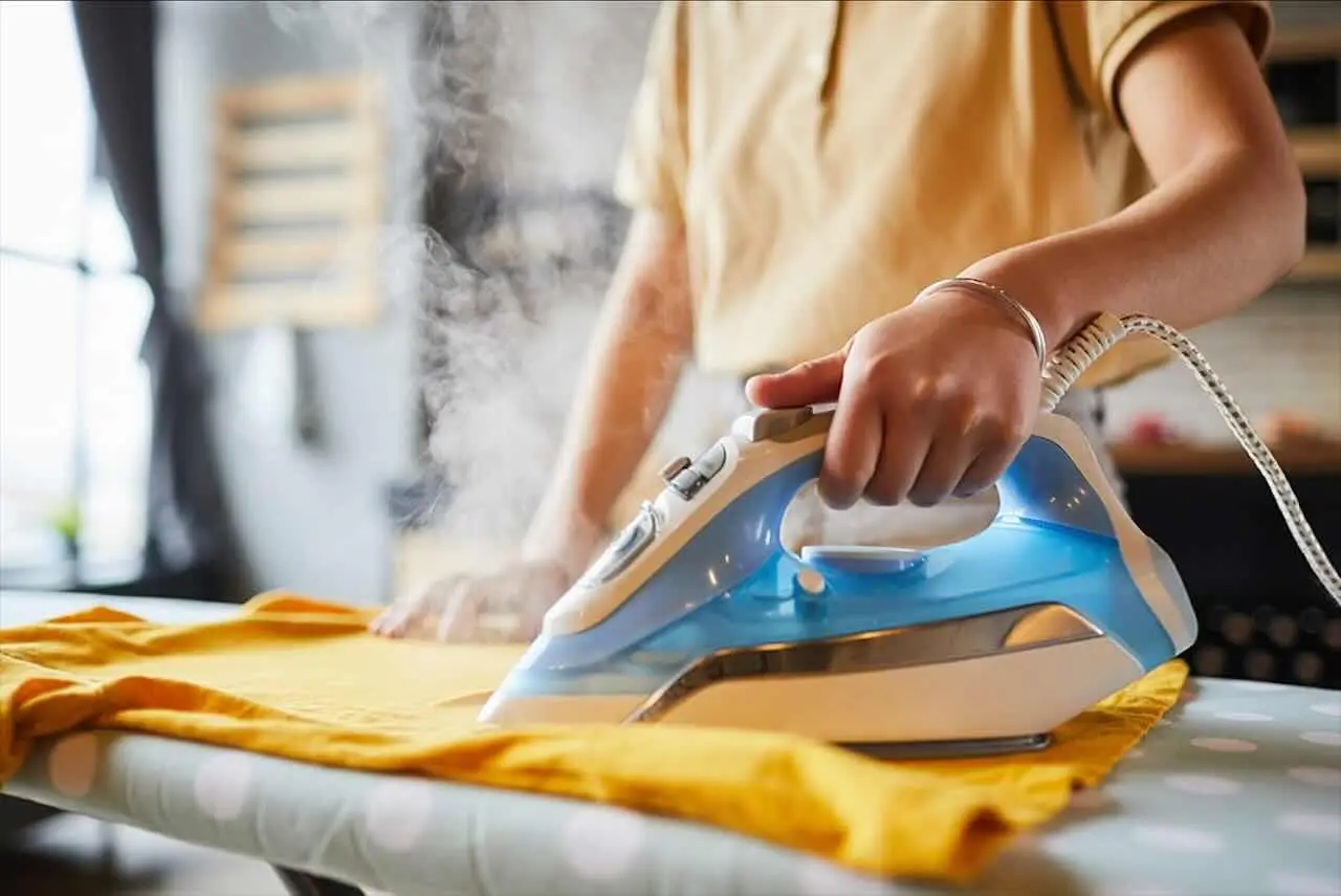 Quanto costa davvero un’ora di stiro e perché il prezzo varia a seconda delle città e delle esigenze?