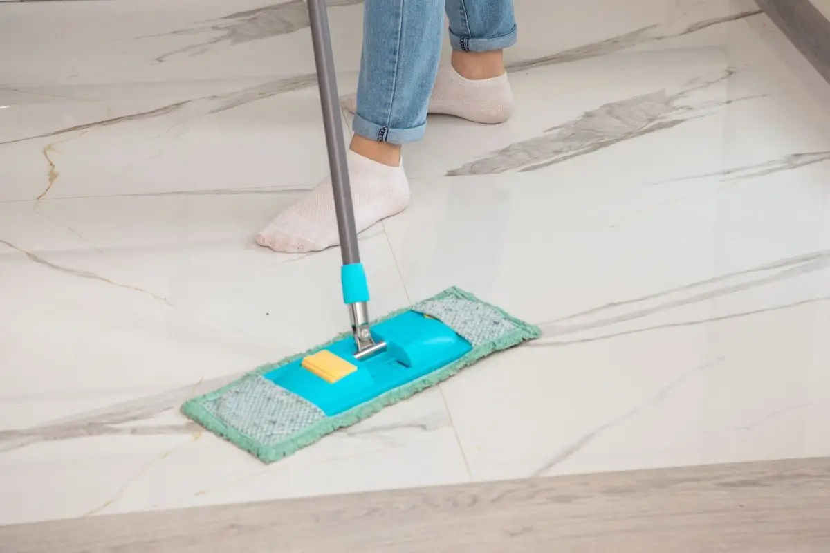 Come rendere la pulizia più efficace: cosa aggiungere all’acqua per spolverare e ottenere superfici più brillanti