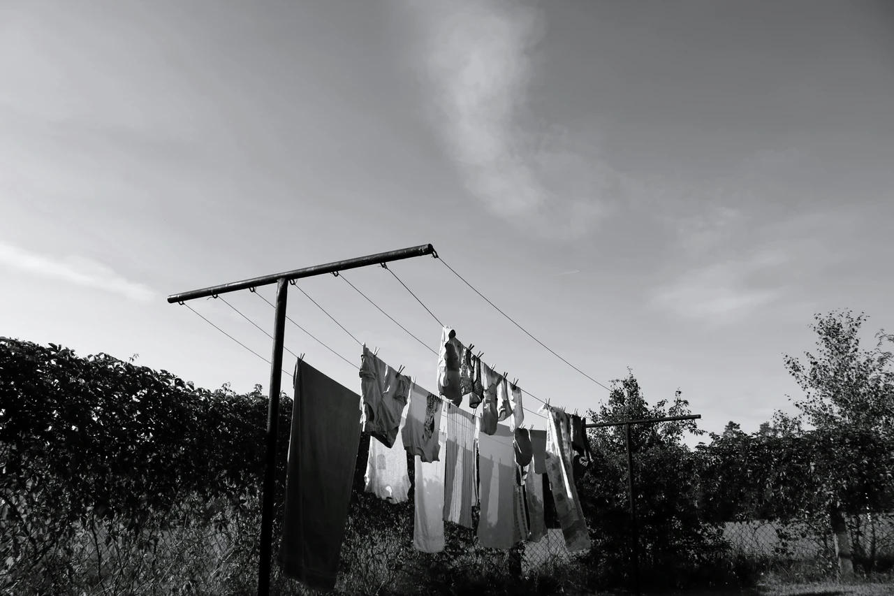 Stendere i panni di notte è davvero una cattiva idea? Ecco cosa succede e perché evitarlo