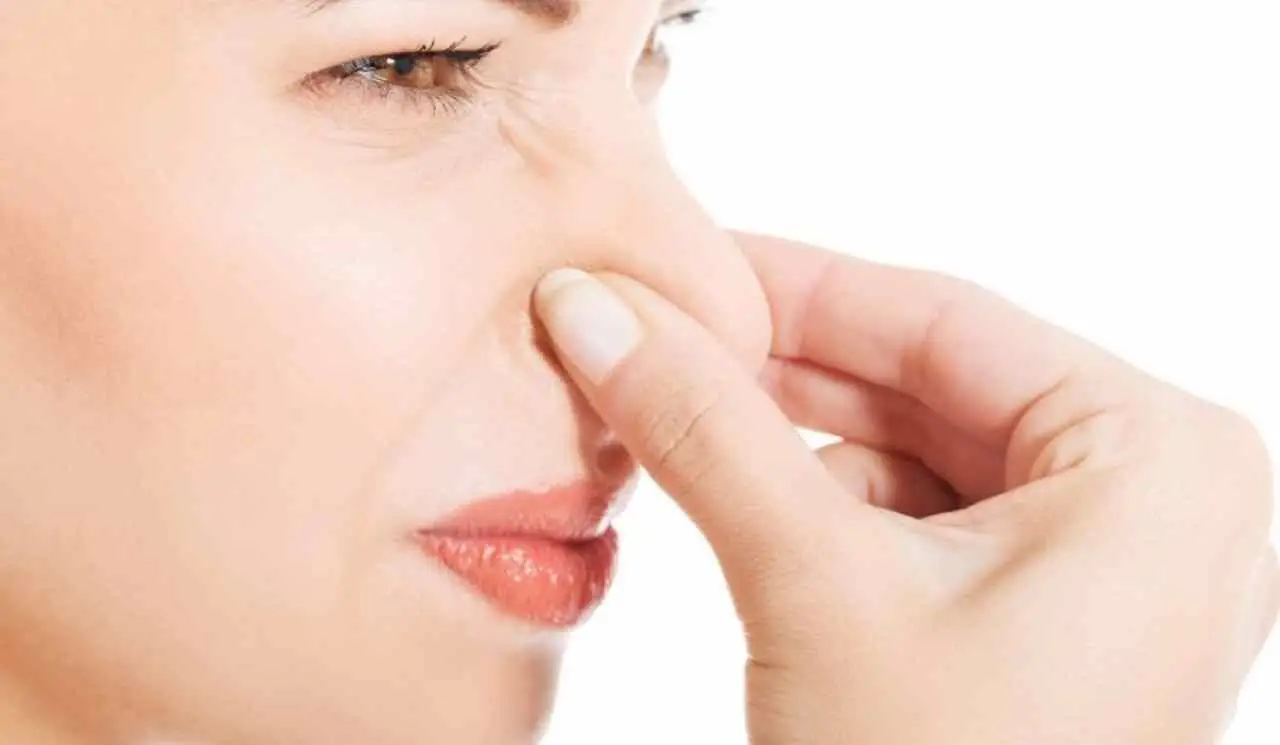 Sentire odori che non esistono: ecco cosa significa e come ridurli