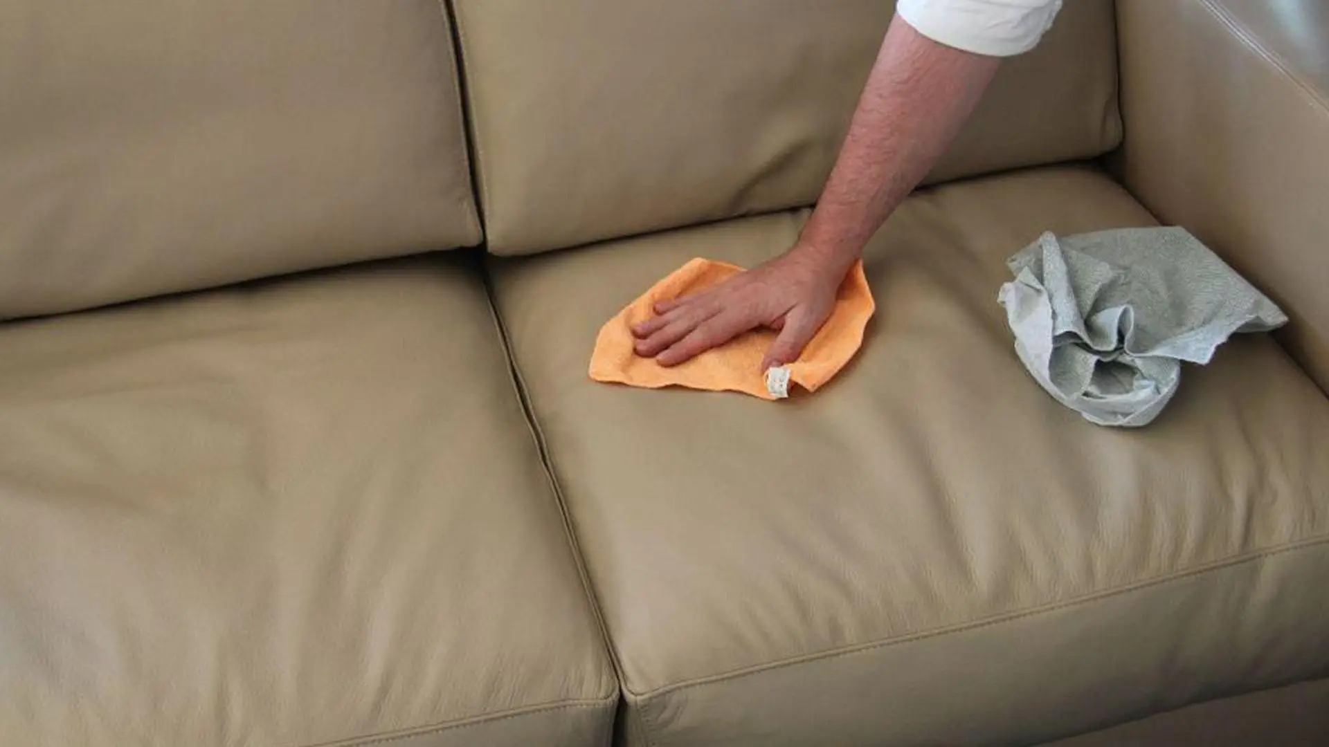 Come togliere la polvere dai cuscini del divano: ecco il trucco della mia vicina