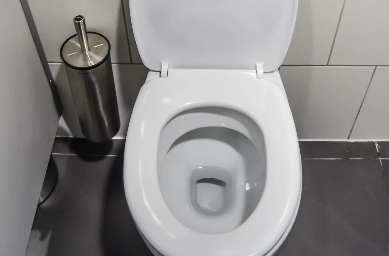 Cinque oggetti che tocchi ogni giorno e che nascondono più batteri del WC