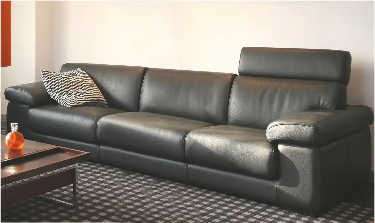 Cosa non fare mai se hai un divano in pelle: la regola evitata anche dagli esperti