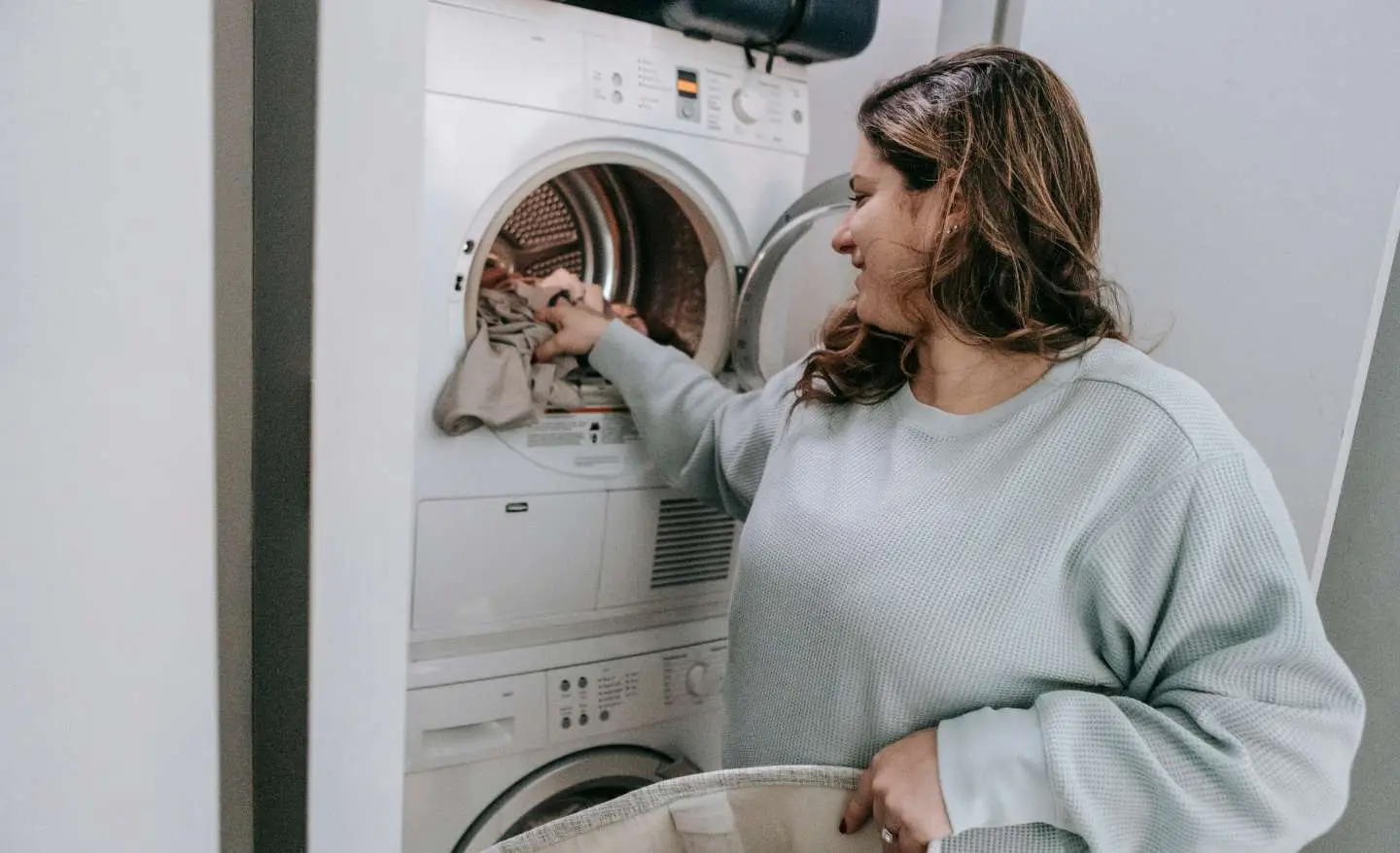 Scopri il metodo per asciugare velocemente i panni che non vanno in asciugatrice: basta un semplice gesto