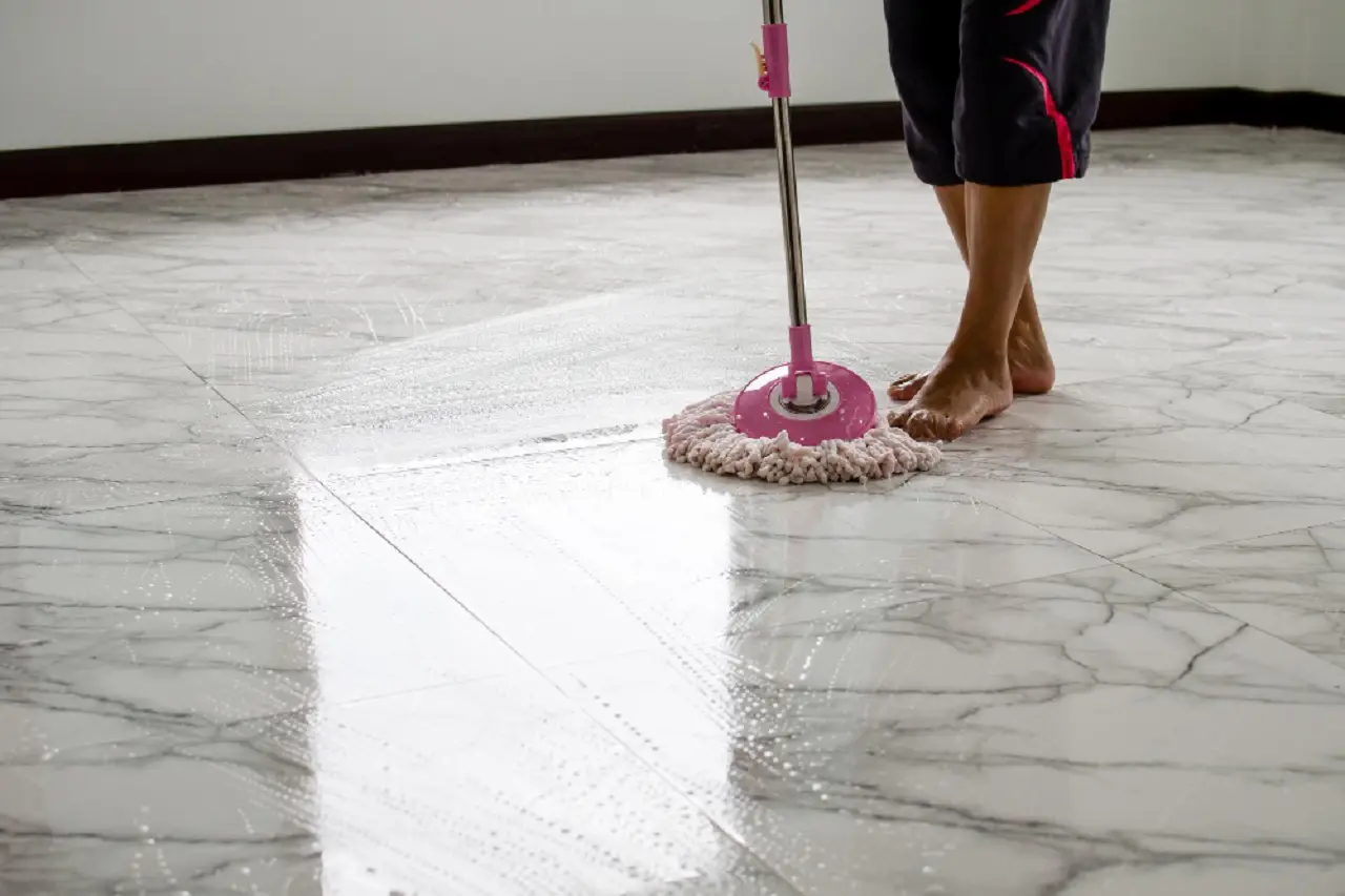 Il metodo anti-fatica per pavimenti lucidi: ecco come si fa