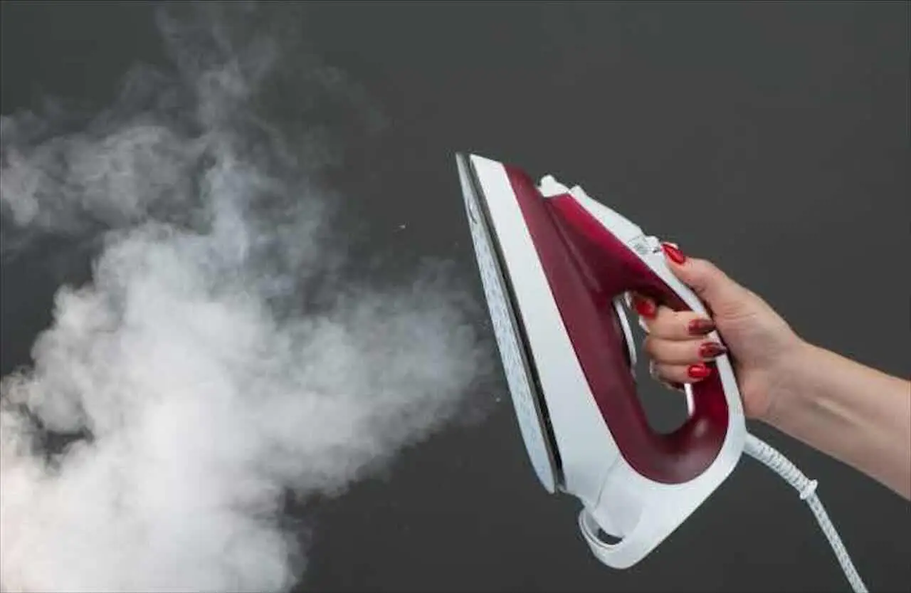 Il trucco per disinfettare i vestiti usando il vapore del ferro da stiro: funziona davvero?