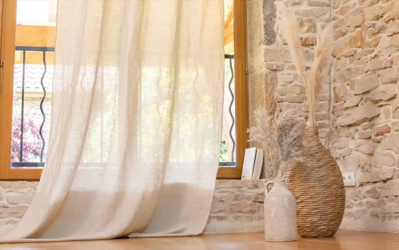 Tende stropicciate? Ecco il trucco geniale per eliminare le pieghe senza toglierle