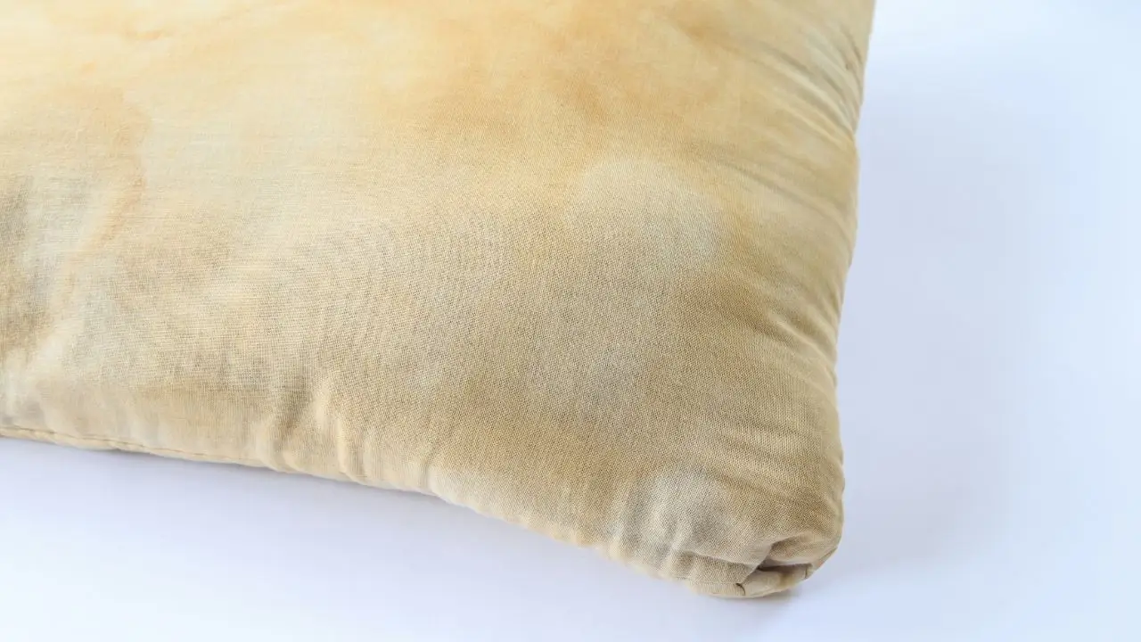 Unto dei capelli sulle federe? Ecco il trucco per smacchiarle senza rovinare i colori